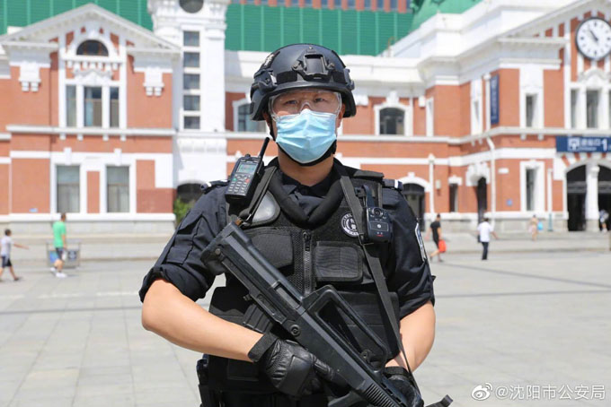 骄阳下,巡特警队员们这样"全副武装",再累再热也没有一丝松懈.